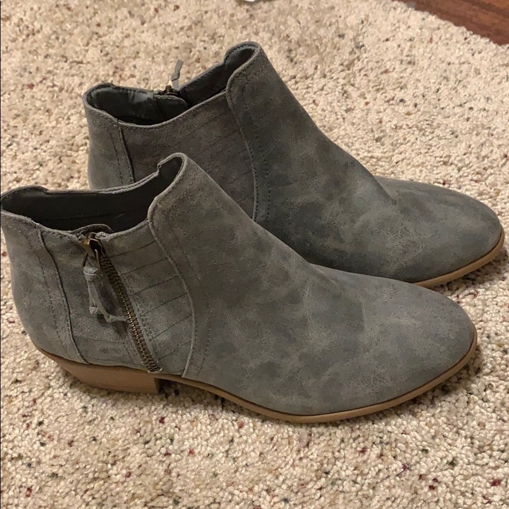 NEW Size 8 1/2 faux leather grey ankle booties